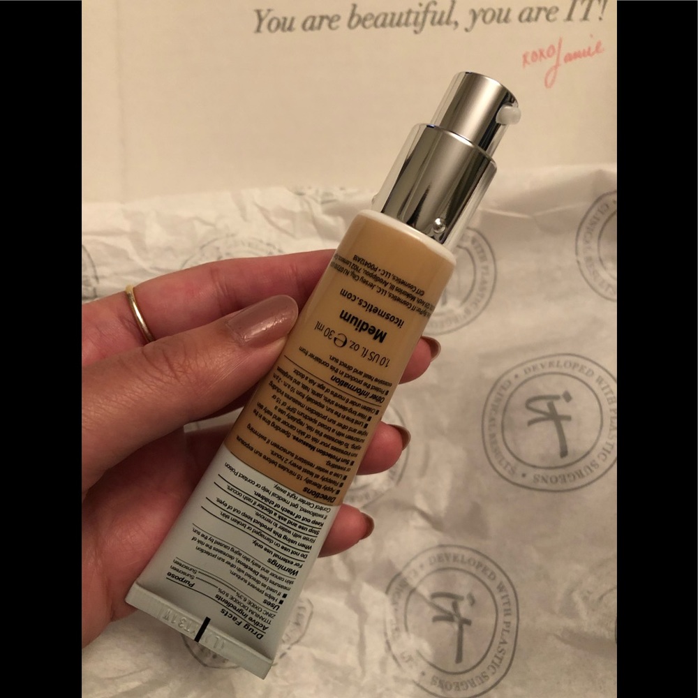 IT Cosmetics Bye Bye Foundation in medium